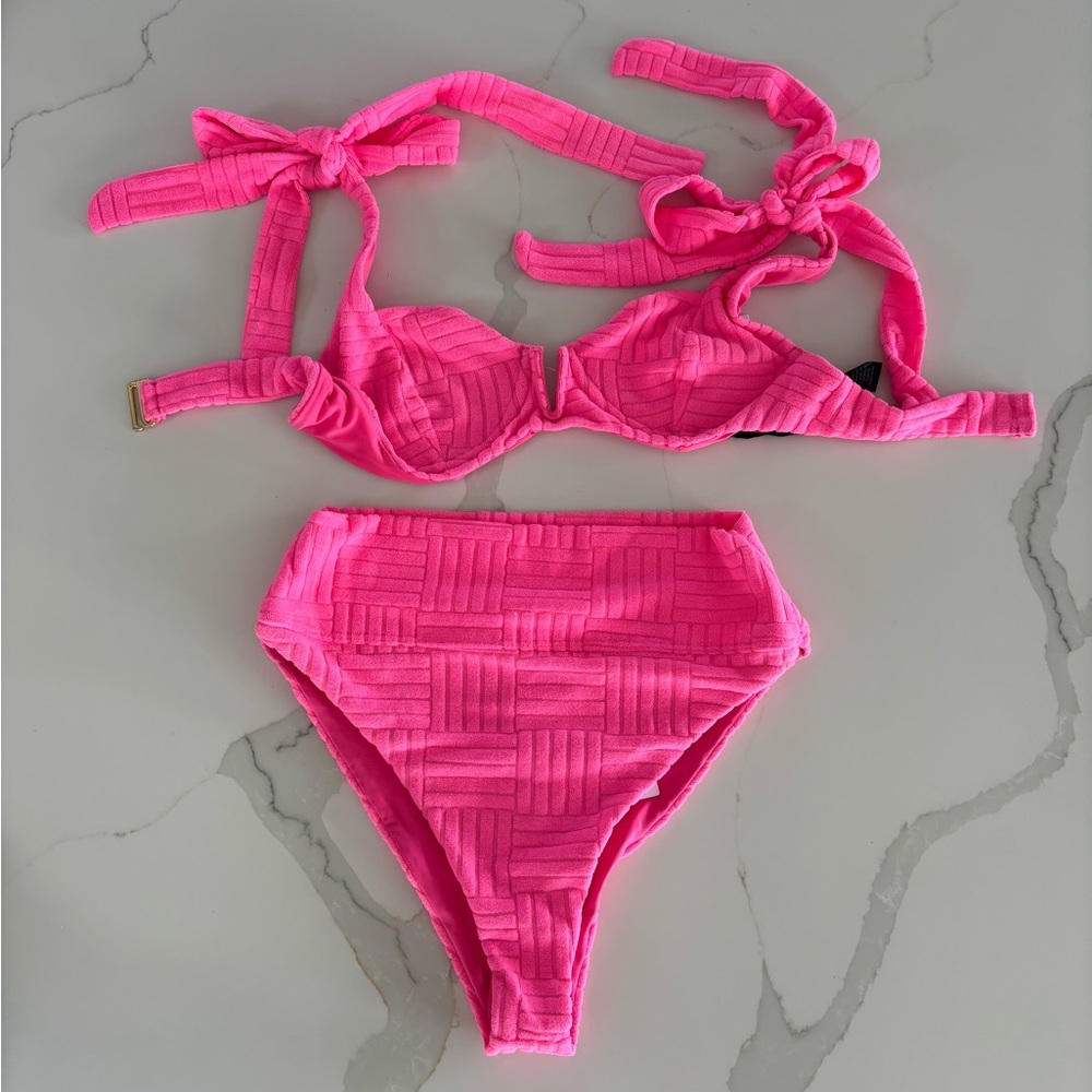 Brand New Unworn BEACH RIOT Blair Strawberry Moon-Mountain Bikini. NWT